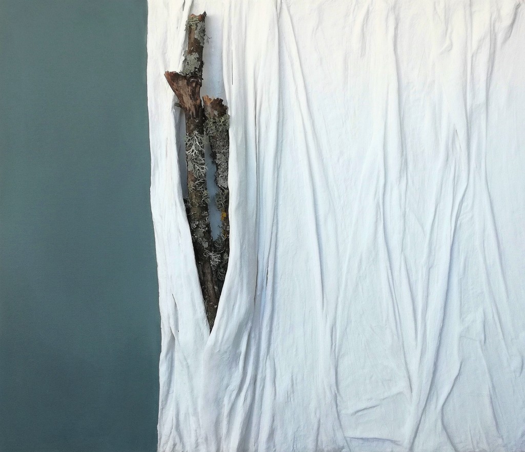 Nel bosco sacro, 2021 stoffe, gesso, rami di faggio, acrilico su tela, cm 85x100